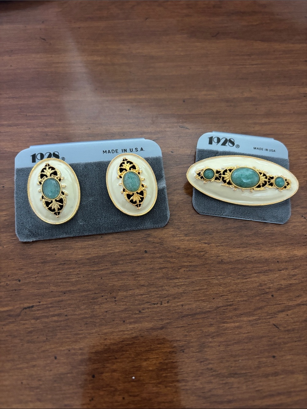 1928 semi precious Aventurine brooch and earring set